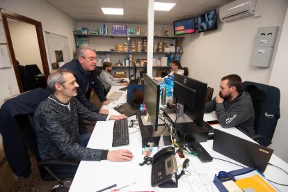 Treballadors d’Eports a les antigues oficines, en una imatge d’arxiu.