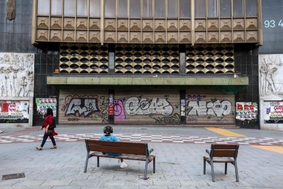 El edificio será limpiado de toda la cartelería que hay en la parte baja.