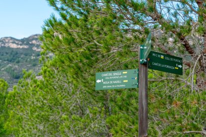 Cruce de la ascensión a la cueva.