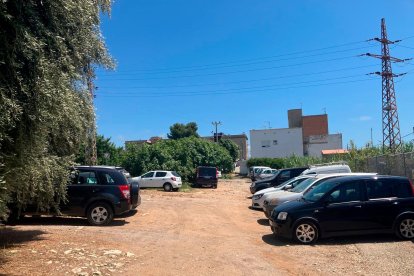 En el entorno de la estación, junto a la colonia ferroviaria, hay solares para aparcar. Pero hay que encajar los coches por falta de espacio,