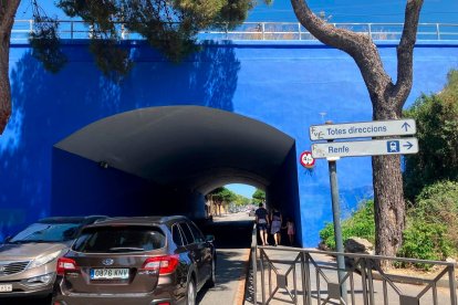 Autocares y viajeros deberán pasar bajo las vías por un puente. Es la principal vía de acceso a las playas por lo que puede haber un caos de movilidad.