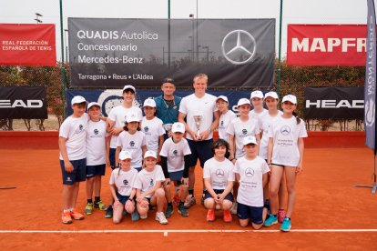 Nicola Kuhn y Anton Matusevich junto a los recogepelotas del club.