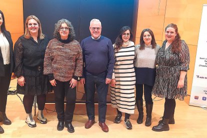 Miembros de la asociación Aspercamp y del gobierno municipal, en la presentación del nuevo proyecto de la entidad en Salou.