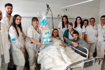 La familia ha recibido un pastel de pañales gentileza de Fira Centre Comercial.