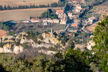 El castillo y el pueblo de Prenafeta.