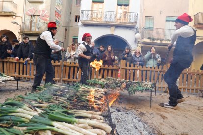 Momento en el que se asan los calçots.