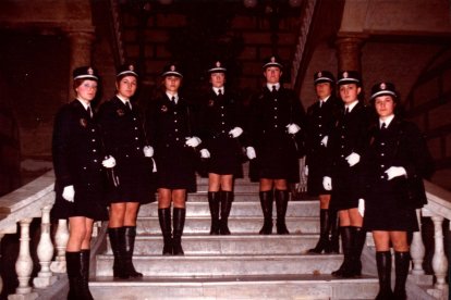 Ocho primeras agentes de la Guàrdia Urbana en 1975.