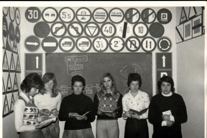 Agentes femeninas en un curso de formación. Roca es la segunda por la izquierda.