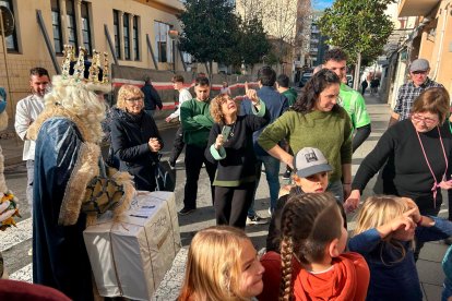 El rey Melchor entregando algunos de los regalos en la zona de la Vila de la localidad de La Costa Daurada.