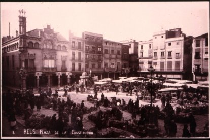 La Plaça del Mercadal repleta de paradas. Es una postal de 1906.