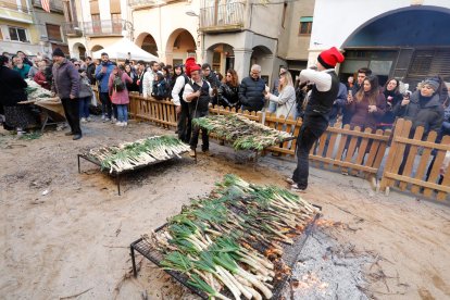 Coure els calçots s’ha de fer a foc molt fort perquè quedin be.
