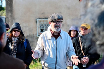 El historiador Héctor Mir Llorente durante una visita a el poblado.