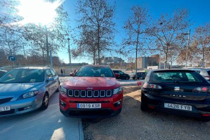 Vehículos aparcando en plazas de parking inventadas.