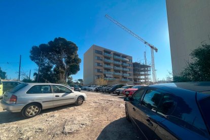 Solar privado de la calle Arquebisba Ramon Torroella, lleno de coches.