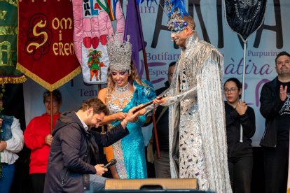 Rubén Viñuales entrega la vara y el poder de la ciudad durante una semana al Rei Carnestoltes .