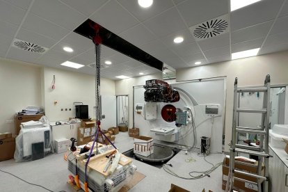 El acelerador lineal está ubicado en la planta soterrada del hospital, toda dedicada a la unidad de oncología.