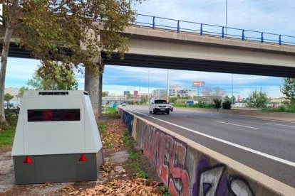 Uno de los primeros radares-remolque activados para controlar la velocidad de los vehículos.