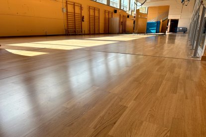 El nuevo parquet de la sala polivalente del pabellón municipal de Torredembarra.