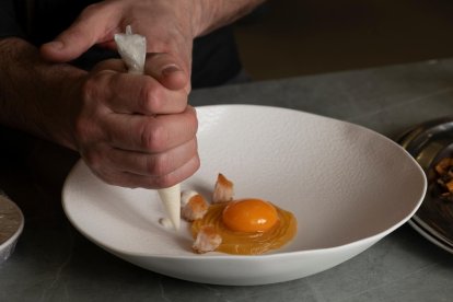 Consomé de ibérico, chicharrones y yema de huevo, puro ‘umami’.