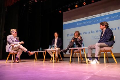 Una de las mesas redondas de la presentación.