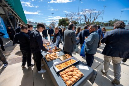 Asistentes a la presentación en la entrada del teatro Joan Colet de Calafell.