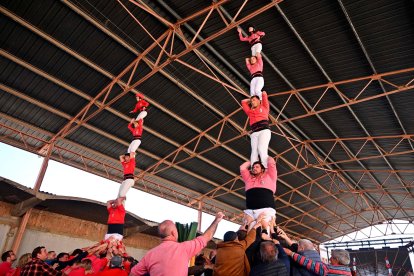 Les dues colles de Valls i els seus pilars per celebrar la calçotada internacional.