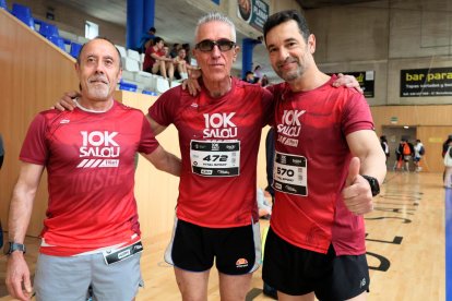 Atletas con la camiseta oficial de la prueba patrocinada por el Diari.