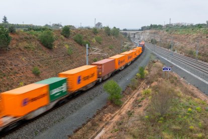 Un tren de mercancías pasando por el nudo de Vila-seca