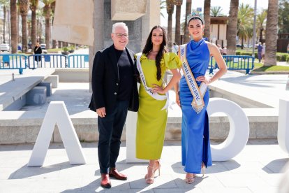 Miss Tarragona, Nerea Ventura (en el centro, de amarillo), con el alcalde de Salou, Pere Granados, y Miss España Supranacional 2024, Elizabeth Laker.