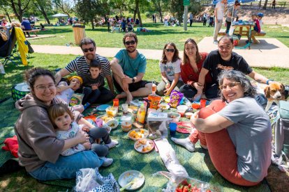 Las familias, comiendo sobre el césped del Parc Francolí.