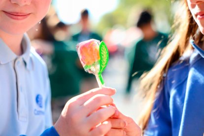 Los primeros pasos de Sant Jordi en Tarragona: libros, rosas y ritmo de calle