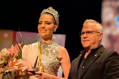 Imagen de la ganadora junto al alcalde de Salou.