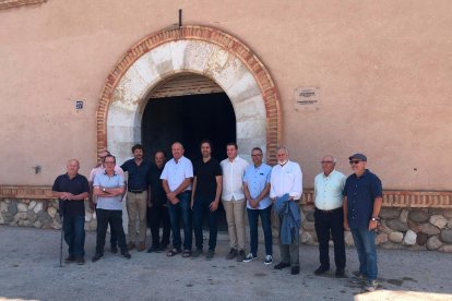 Els socis de la cooperativa amb els Raventós pare i fill.