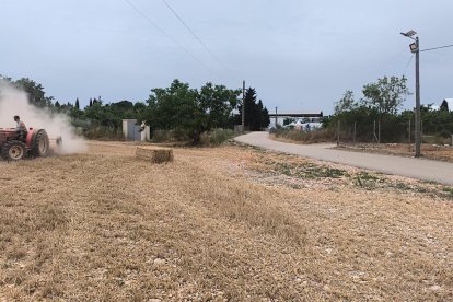 Els veïns han treballat aquests dies en l’adequació d’aparcaments als accessos al nucli urbà.