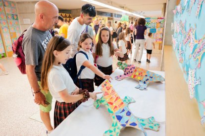 La exposición recorre las grandes capitales modernistas, Barcelona y Reus, y explora las técnicas del genio Antoni Gaudí
