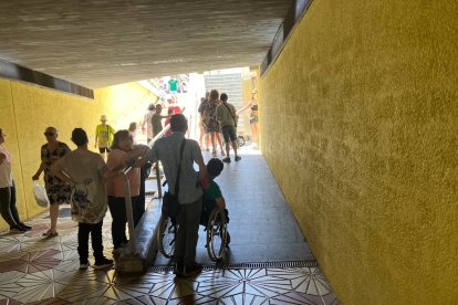 El grupo esperó en el paso subterráneo de Calafell