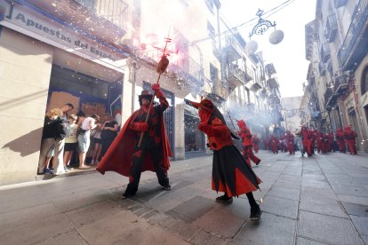 Els diables petits pujant el carrer de la Cort.