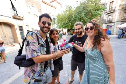 Un grup d'amics gaudint de l'últim boladís de l'any.