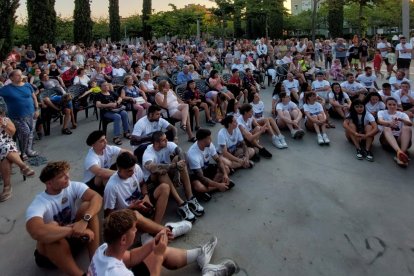 Vecinos acompañan al equipo de L'Arboç Grand Prix.