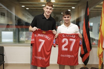 Pol Martínez y Carles Casas en el acto de renovación con el Reus Deportiu.