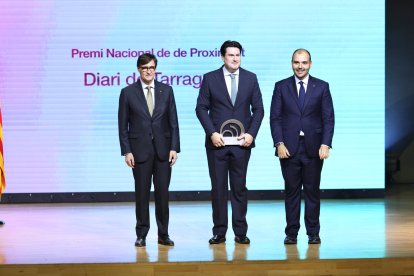 El conseller delegat del Diari de Tarragona, Santiago Batchilleria Grau, recollint el premi