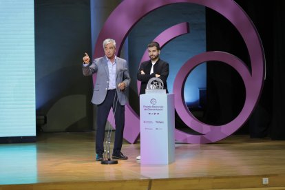 Premi Nacional de Comunicació Radiofònica (ex aequo): Ricard Ustrell i Carles Francino, per renovar el relat radiofònic des de mirades generacionals diferents, amb rigor, proximitat i compromís cívic