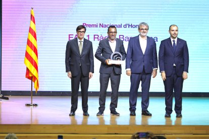 Premi Nacional d’Honor (nova creació) a EAJ 1 Ràdio Barcelona, per ser la primera emissora oficial de ràdio de l’Estat espanyol. Va ser fundada el 14 de novembre de 1924.