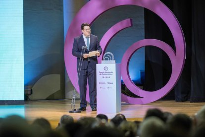 El conseller delegat del ‘Diari’ Santiago Batchilleria amb el premi