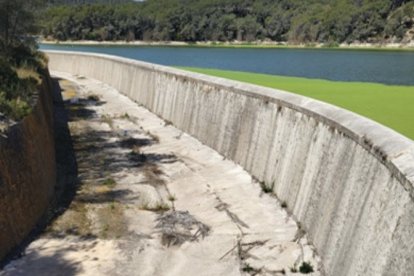 Aliviadero pantano Foix
