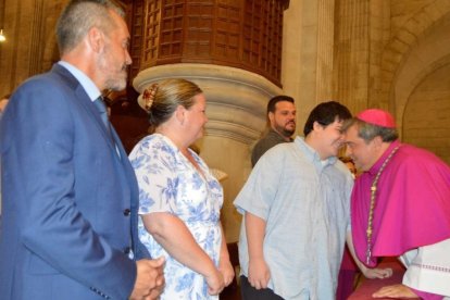 En un gest carregat de complicitat, Palau saluda el seu nebot abans de l’inici de la cerimònia.