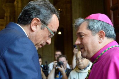 Palau, saludant el president del Parlament de Catalunya, Josep Rull, a l’entrada de la catedral.