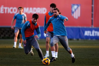 Joel Sánchez junto a Griezmann