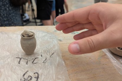 Detalle de un pequeño vaso de vino que se ha hallado