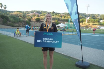 Andrea Sabou con su reconocimiento por el récord en el Campeonato de Catalunya